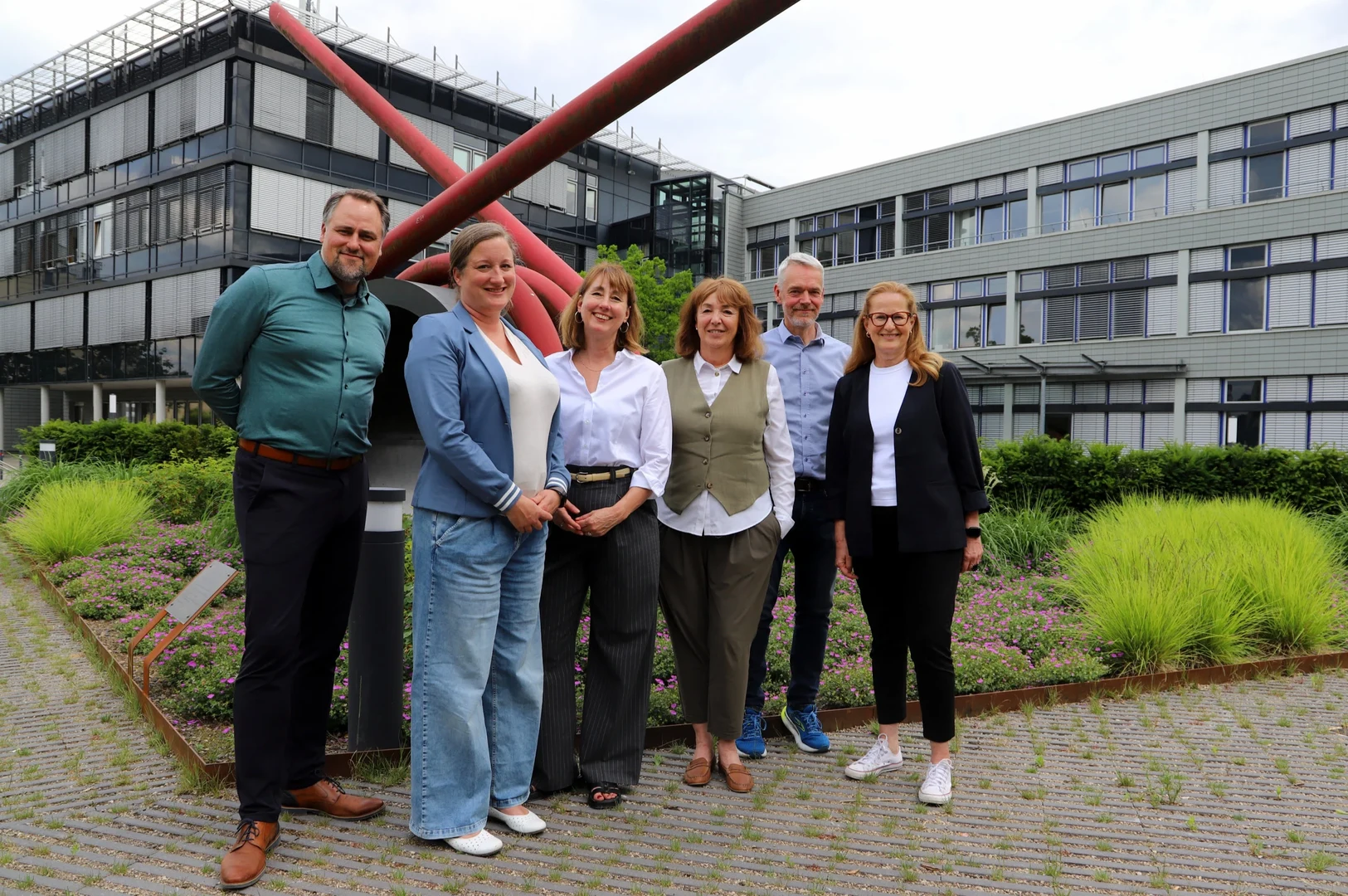 The H-BRS researchers involved, accompanied by the university’s senior management team (from left to right):