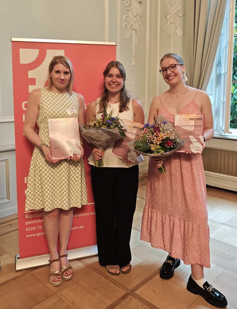 Dr. Lisa Tenderini, Martha Bingeler, and Lucie Schüssler (from left) are delighted to receive the Gender Studies Prize.