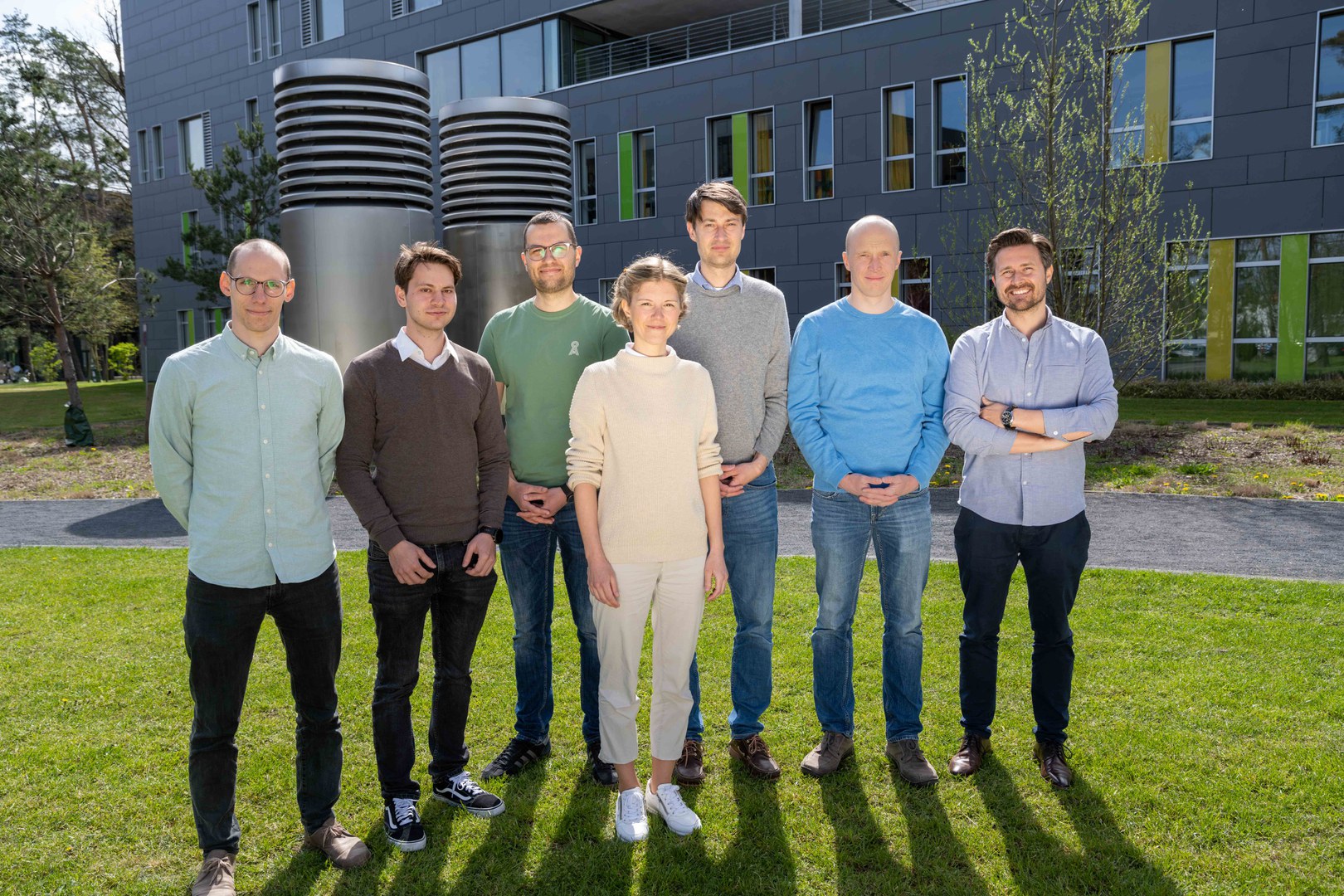 The relios.vision GmbH team: Dr. Katerina Deike-Hofmann (4th from left), Prof. Alexander Radbruch (3rd from right) and Prof. Alexander Effland (2nd from right) and other team members dedicated to lowering the use of contrast agents.