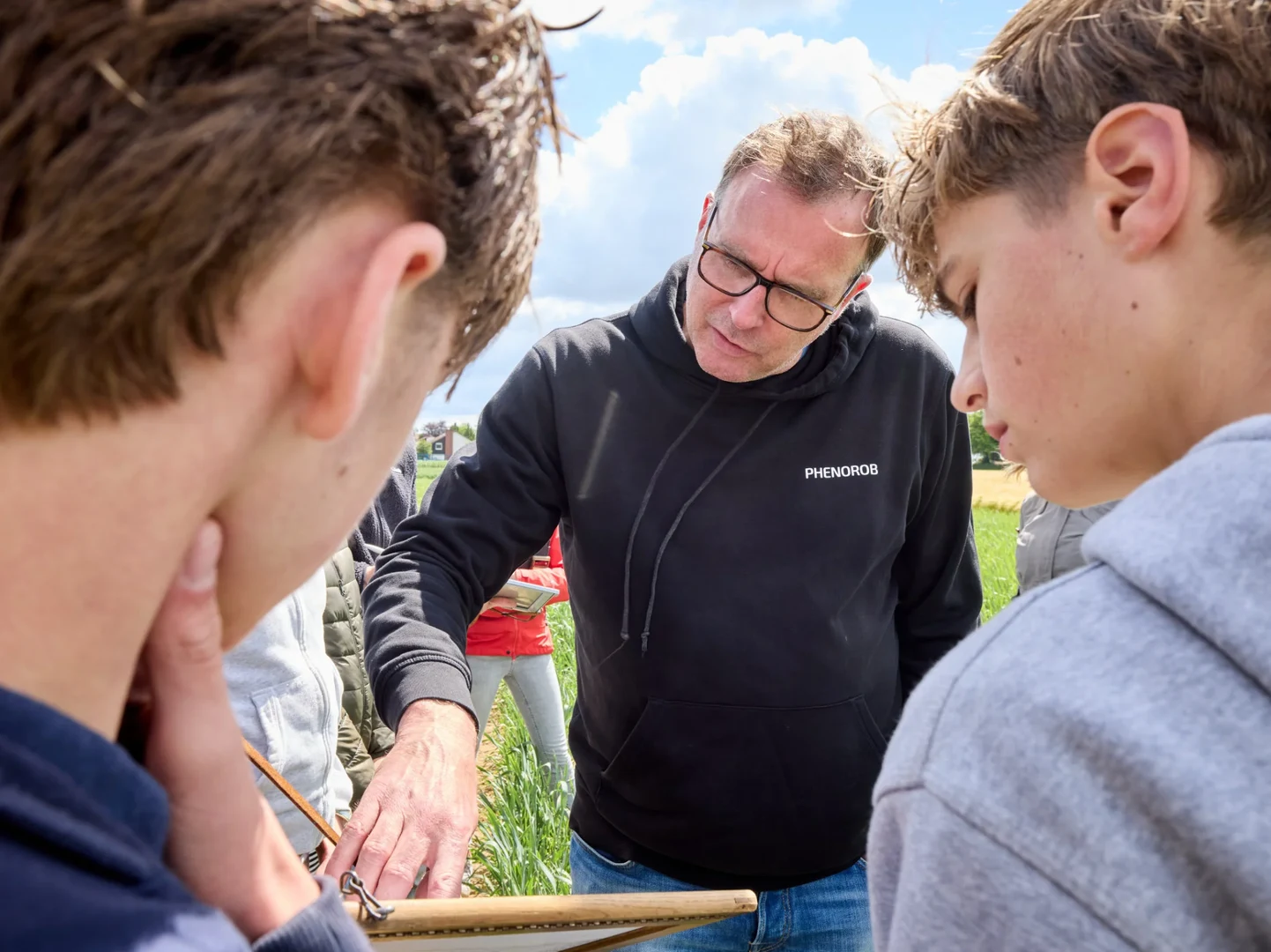 Professor Lasse Klingbeil from the PhenoRob Cluster of Excellence helps to log the data.