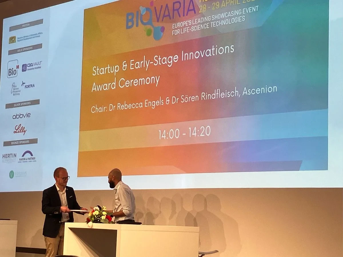 Behnam Javanmardi receives the early-stage innovation award during BioVaria.