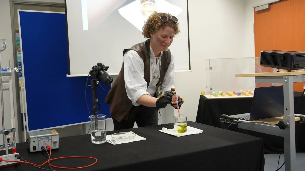 Dr. Jana Heysel is conducting a live experiment
