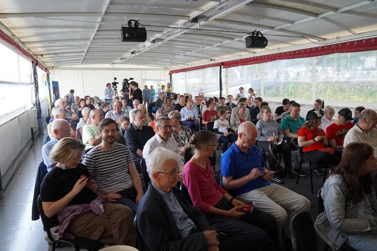 Audience during the dialogue