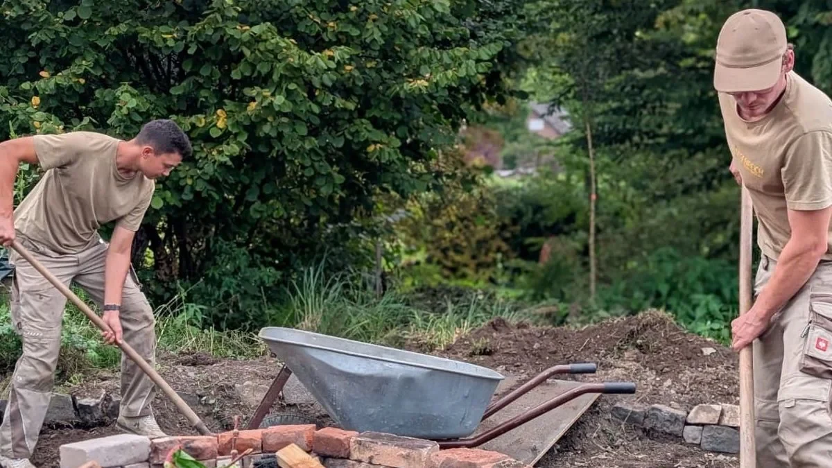 The two founders of gArtenreich at work on a garden design.
