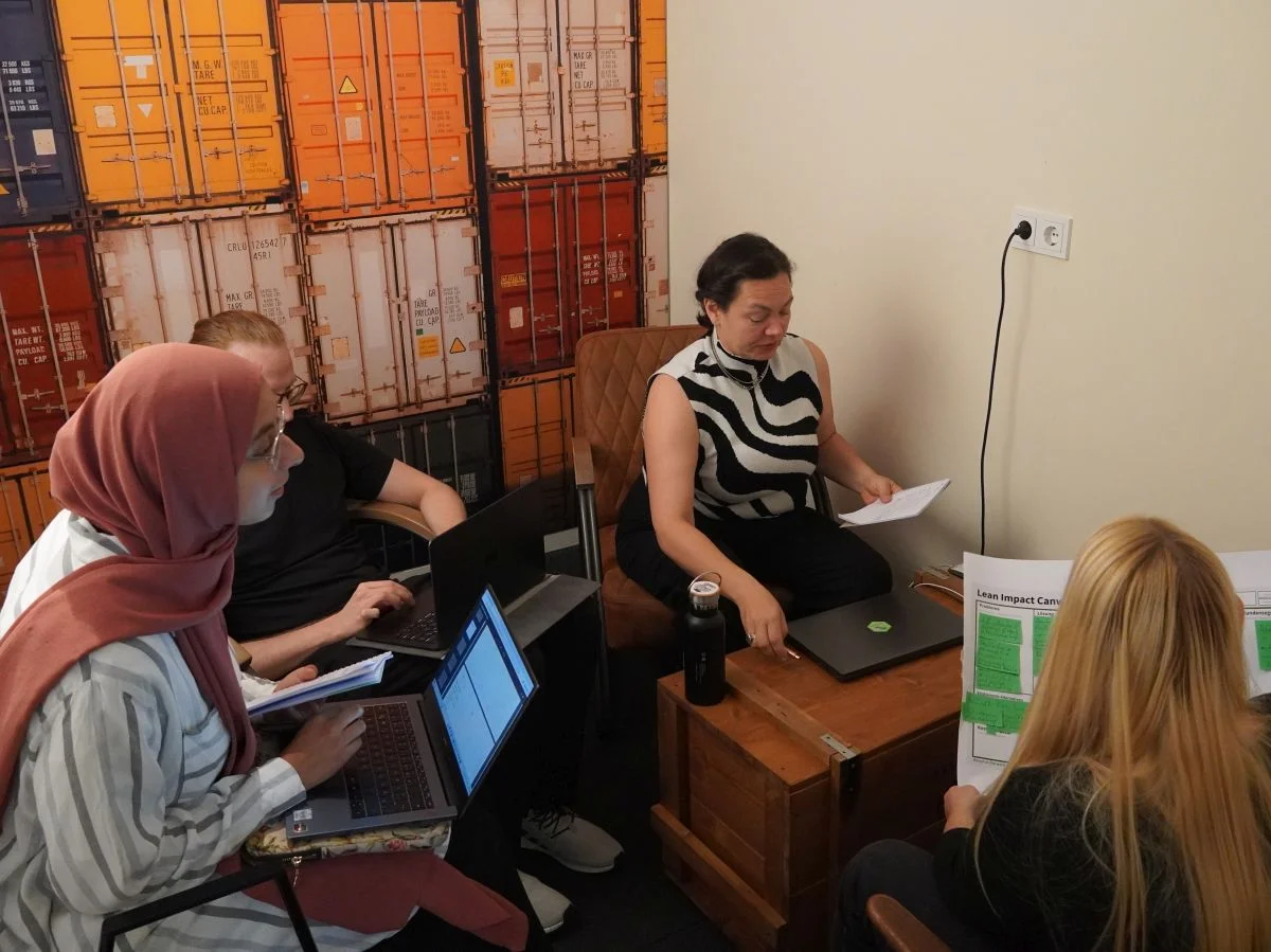 Working together on the start-up project in the innovative spaces of the Digitalhub