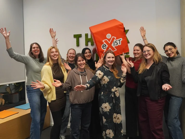 EXIST Women coordinator Anna Villwock from the Transfer Center (far left) with the scholarship recipients from the second year of the female entrepreneur funding program