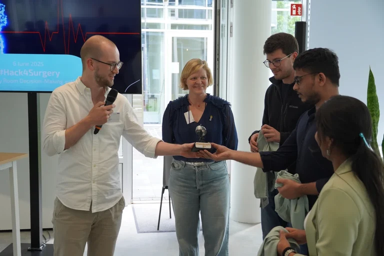 Dr. Jonas Henn and Dr. Daniela Treutlein at the presentation of the prizes