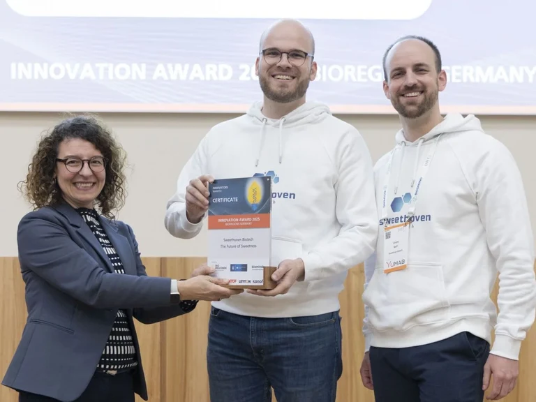 The Sweethoven Biotech team receives the BioRegions 2025 Innovation Award