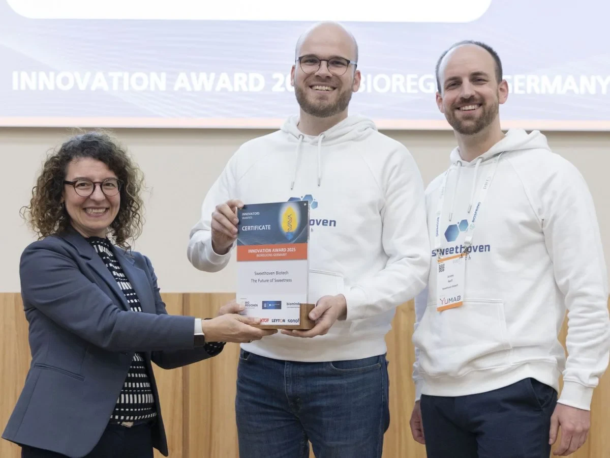 The Sweethoven Biotech team receives the BioRegions 2025 Innovation Award