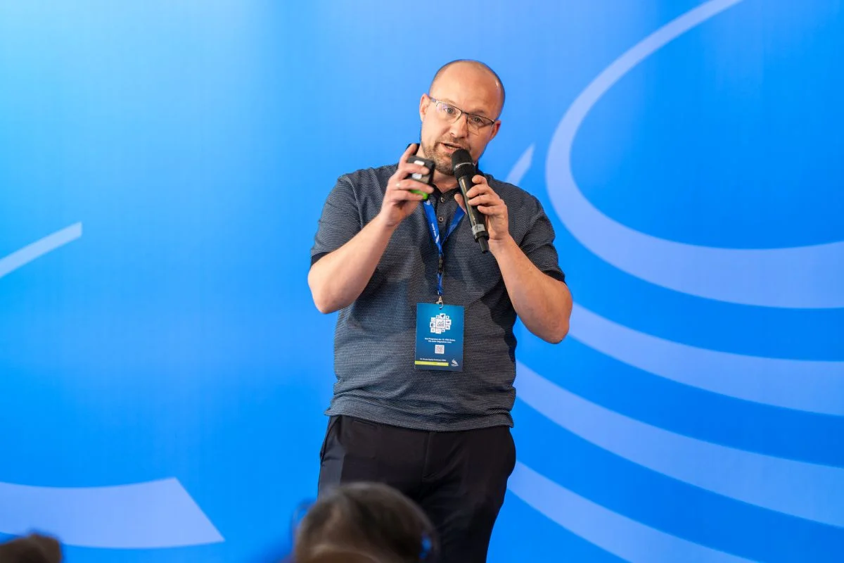 Dr. Philipp Lottes during his pitch