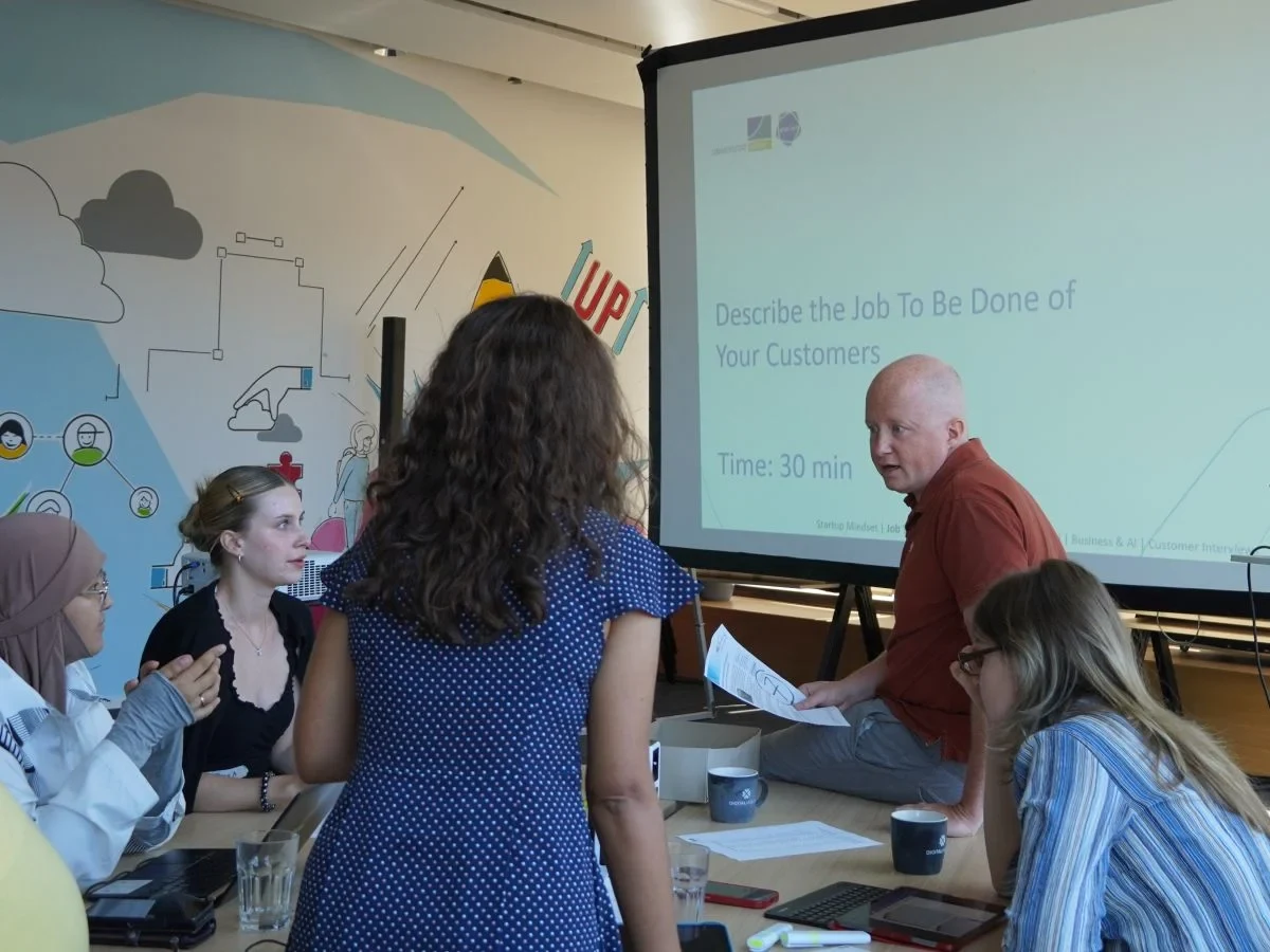 Start-up Coach Alexander Küsshauer gives feedback