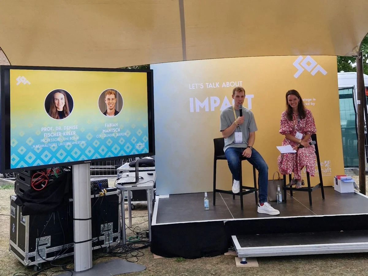 Fabian Mantsch (Taxpeer) and Prof. Denise Fischer-Kreer on the Impact-Stage