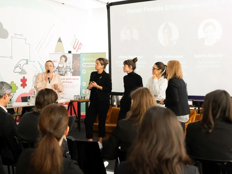 Lively discussion with Mona Neubaur (2nd from left)