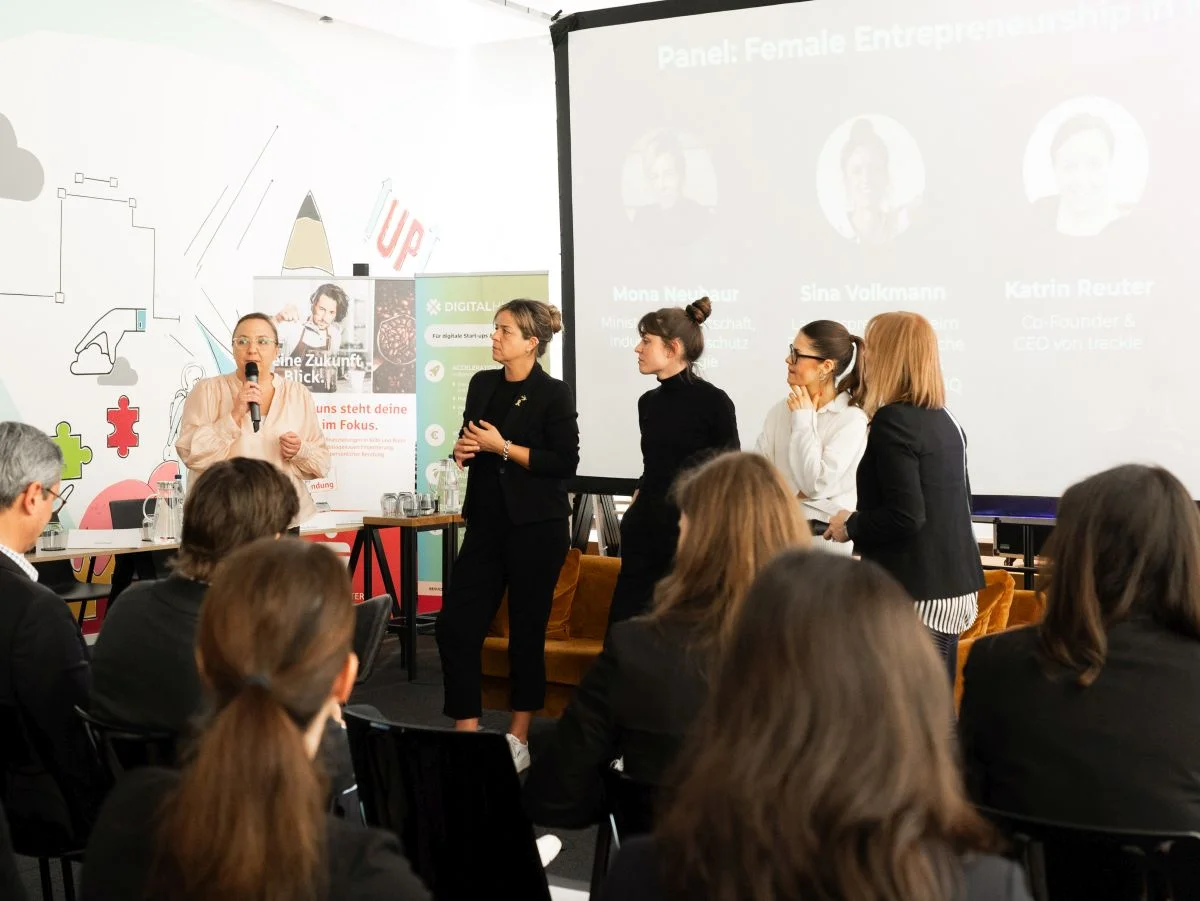 Lively discussion with Mona Neubaur (2nd from left)
