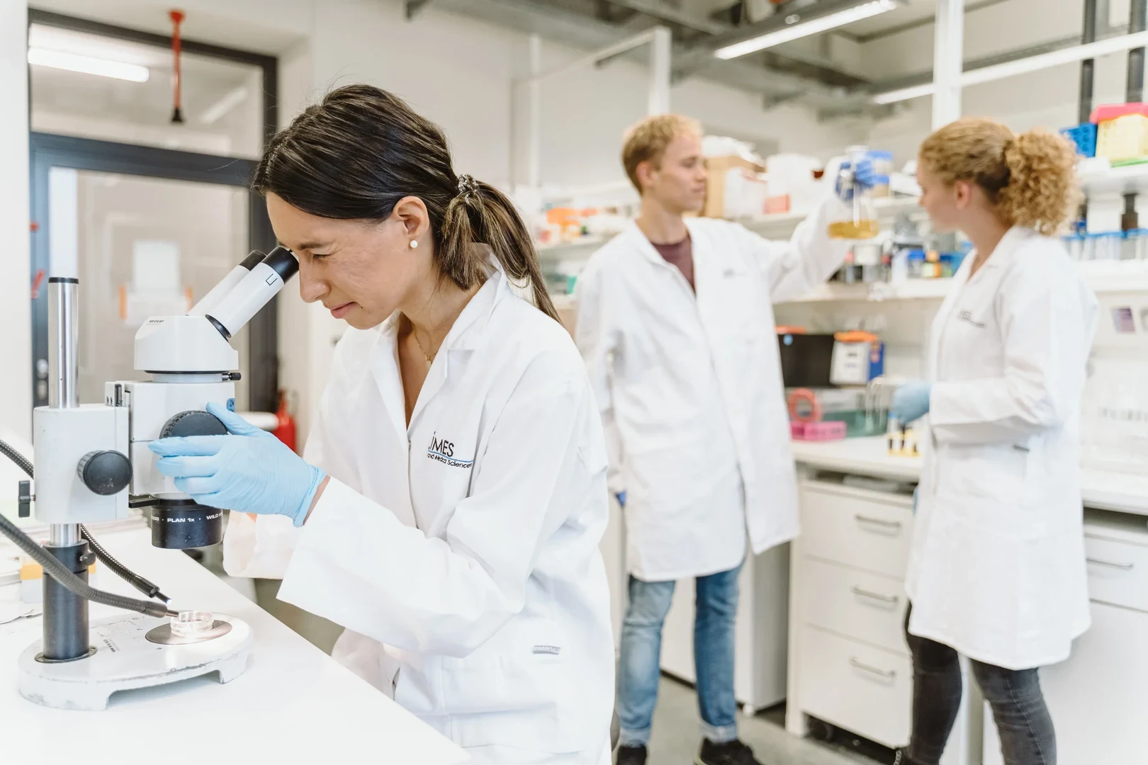 Universität und Universitätsklinikum Bonn führten im vergangenen Jahr das LEAF-Programm in ersten Pilotlaboren ein, um negative Umweltauswirkungen zu senken.