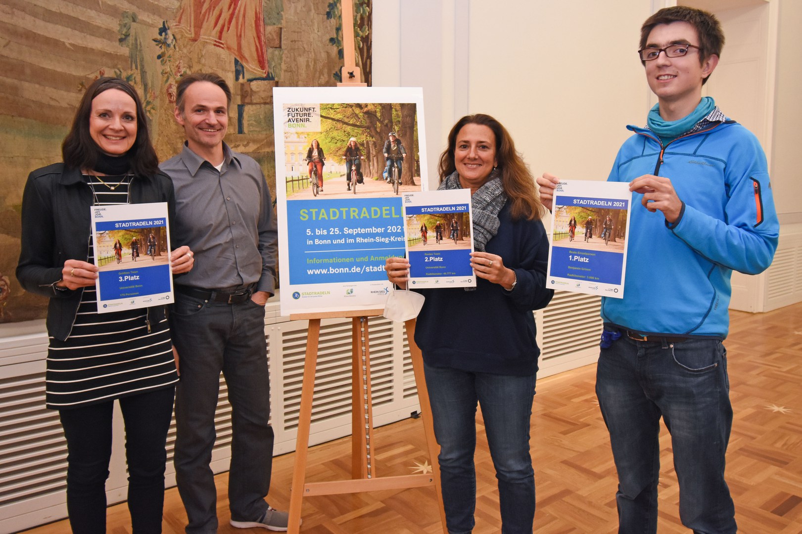 The awarding of certificates to the team of the University of Bonn