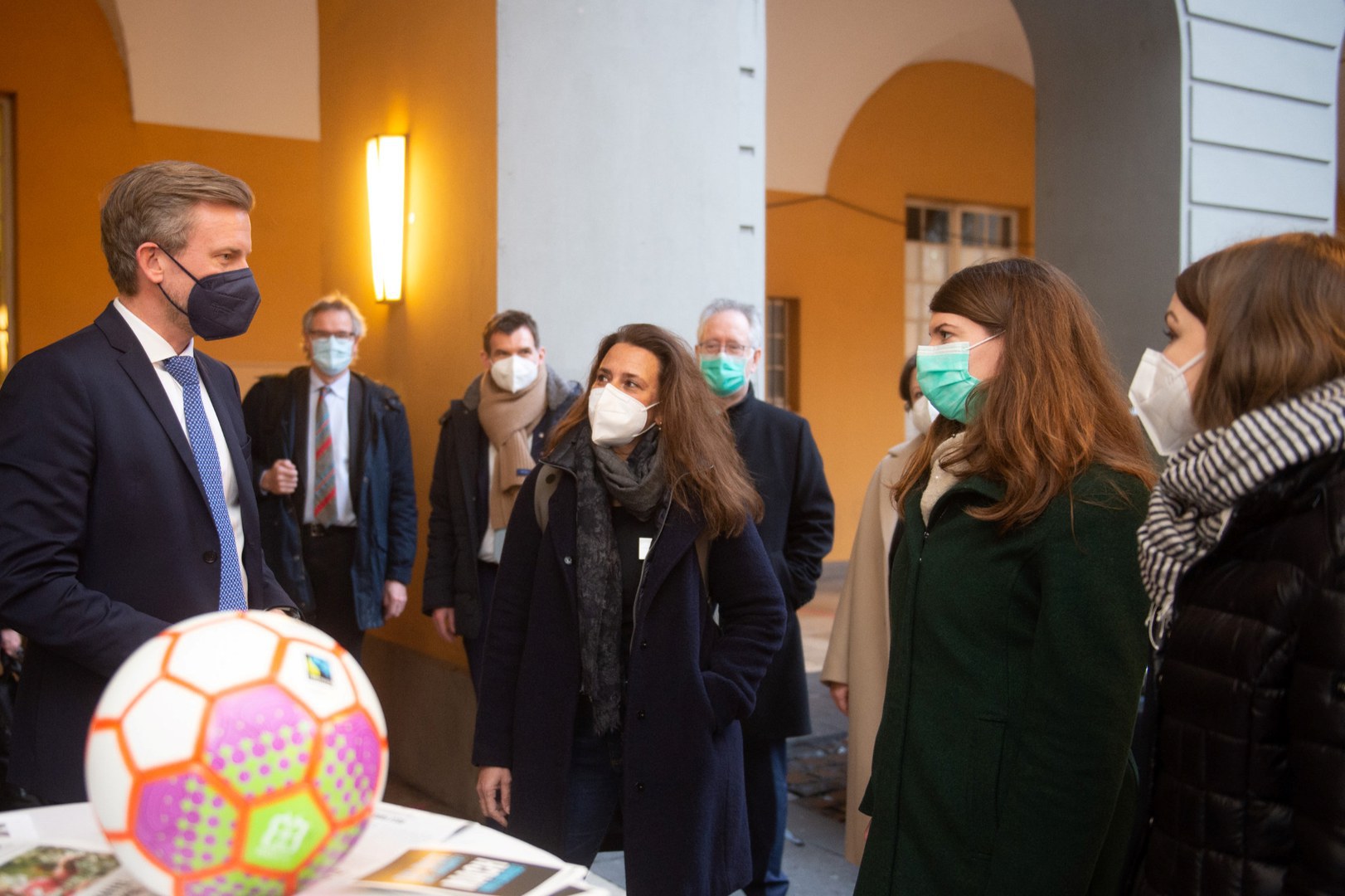 State Secretary Dr. Dirk Günnewig talking with Prof. Dr. Annette Scheersoi, Vice Rector for Sustainability, and representatives of the Fairtrade University Bonn student initiative.