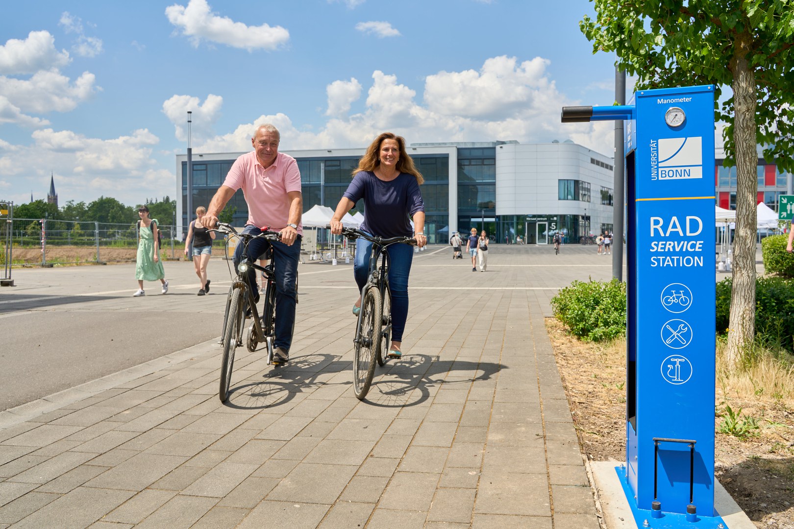 Three bike repair stations have now opened. Ferdinand Frechen, Head of Section 4.3—Technical Services, and Prof. Dr. Annette Scheersoi, Vice Rector for Sustainability, try out the new posts.
