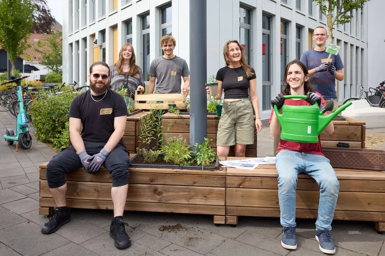 Planted seating areas - Some 30 students planted the greenery for the new seating islands on Poppelsdorf Campus.