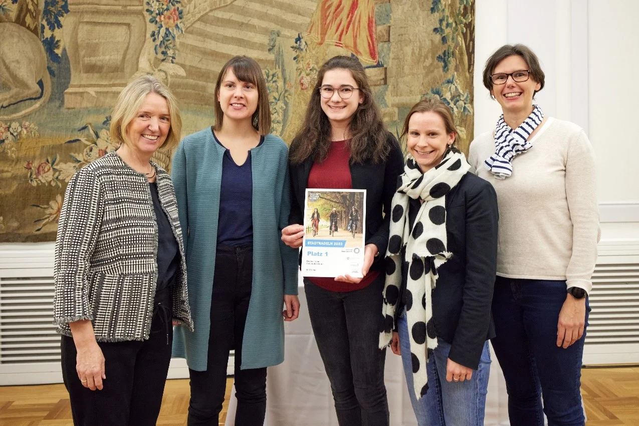 Bürgermeisterin Gabi Mayer mit den Teamkapitäninnen der Unterteams mit den meisten Kilometern Dr. Christina Strohmenger und Julia Rötten sowie Jennifer Sobotta, Stabsstelle für Nachhaltigkeit und Dr. Katja Stöver, Healthy Campus Bonn (v.l.n.r.). Benjamin Grimm, Teamkapitän des Hauptteams, fehlte bei der Siegerehrung.