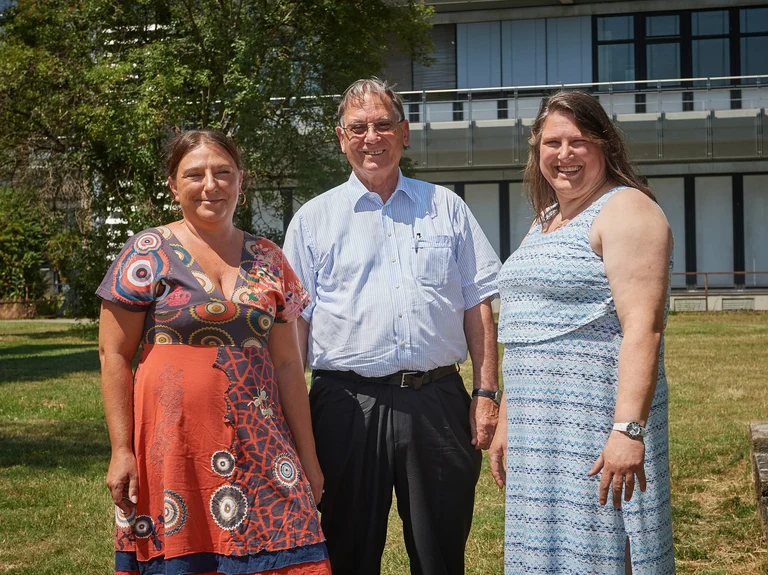 The team in front of the Chemical Institutes of the University of Bonn: