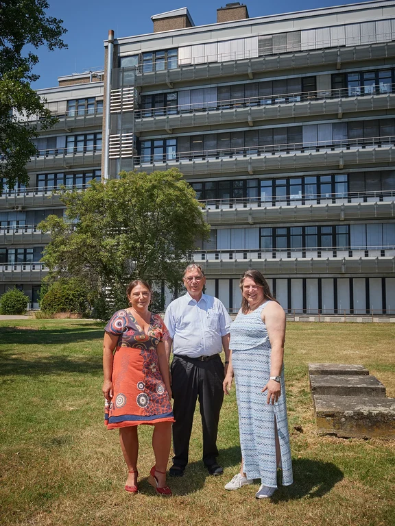 The team in front of the Chemical Institutes of the University of Bonn: