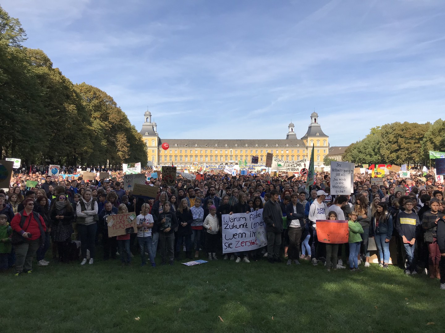 Thousands demonstrate in Bonn’s Hofgarten to act against climate change