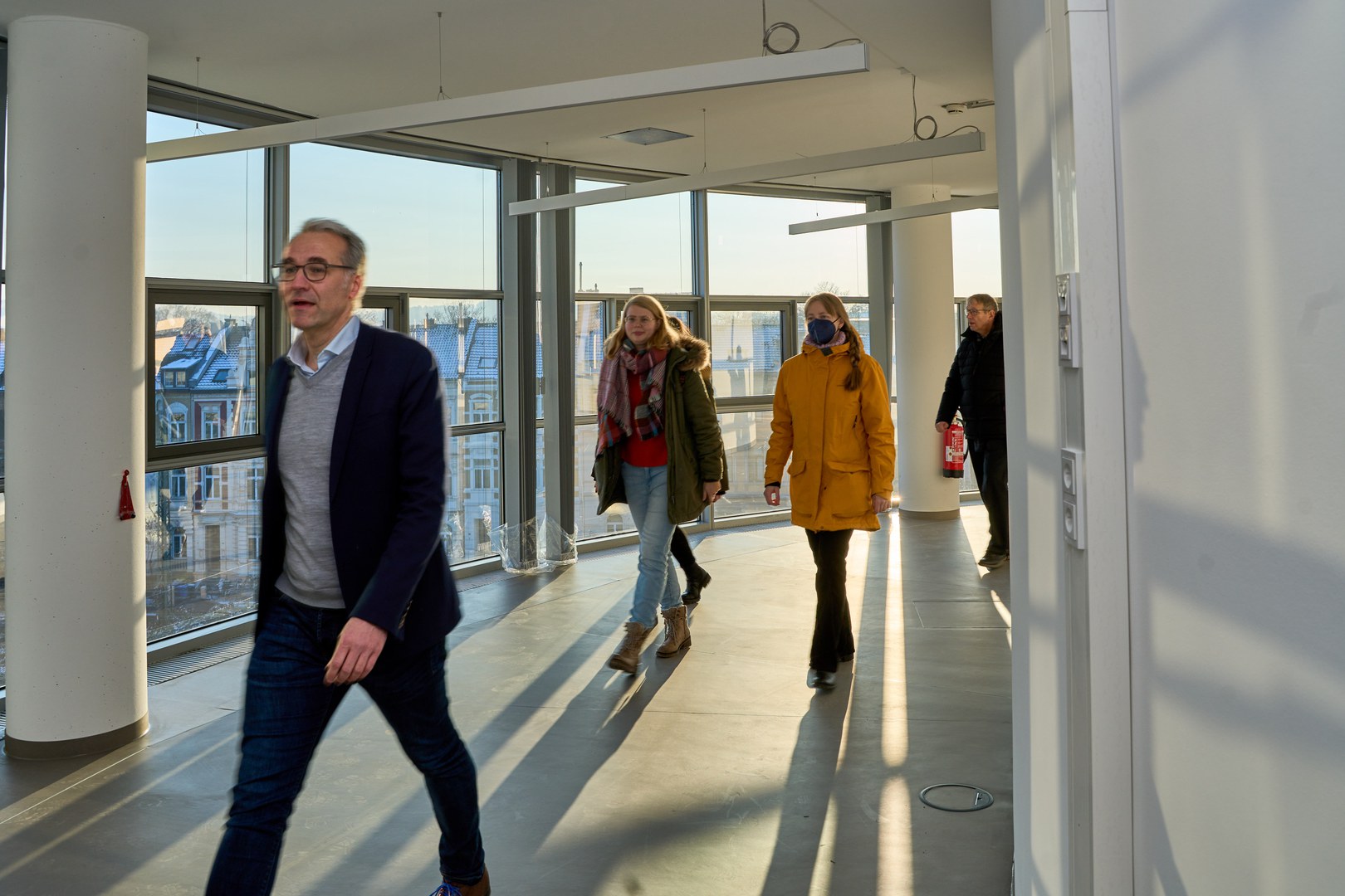 Torsten Schlageter and employees explore the new building