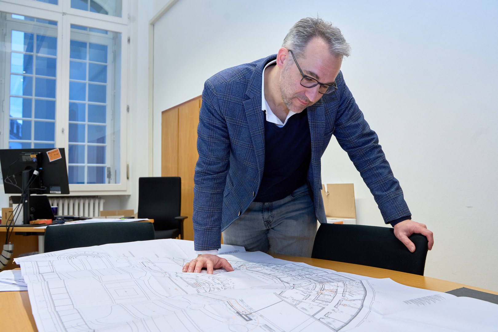 It was not easy to reconcile needs and possibilities in the new building. Torsten Schlageter bends over the plans.