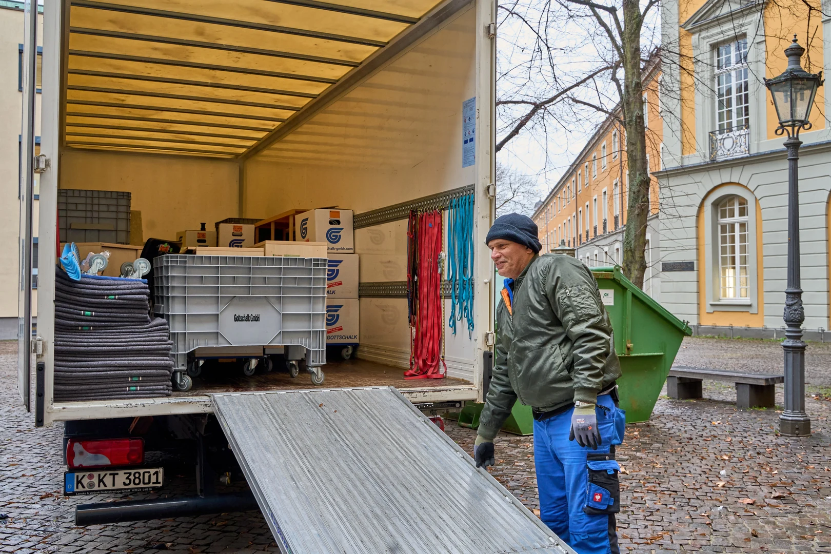 The moving vans roll from the main building to Rabinstraße