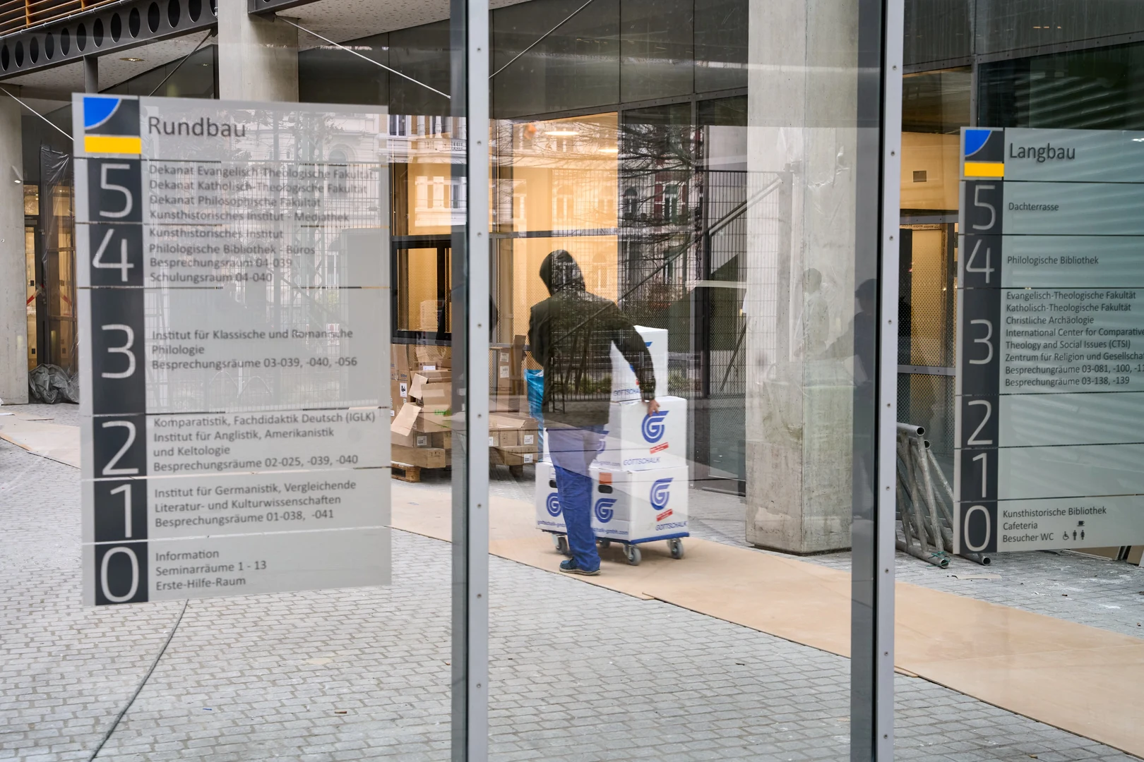 The moving vans roll from the main building to Rabinstraße