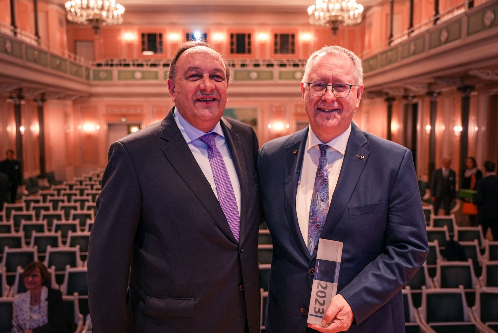Rector of the Year 2023 - Alberto Dörr (left), Director Santander Universities Germany, and award winner Prof. Dr. Dr. h.c.. Michael Hoch.